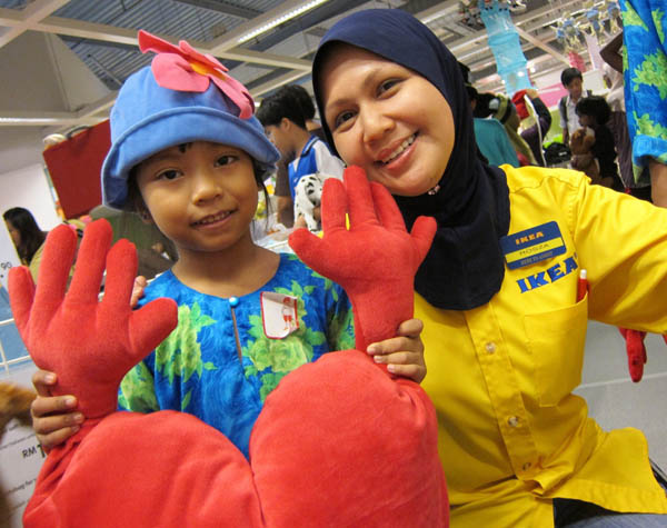 roszalena-mashurdin-store-manager-of-ikea-damansara-pleased-to-see-a-happy-kid-in-receiving-toy-lr