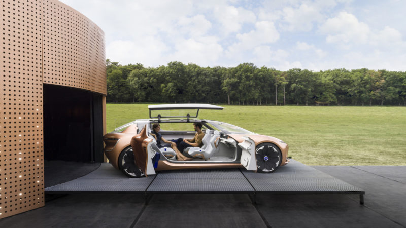 http://www.thedetroitbureau.com/2017/09/renault-driverless-electric-symbioz-concept-merges-home-and-car/