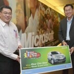 Khor Chin Ghee, the winner of Nissan Grand Livina, the grand prize of Microsoft's “Great Family Time” contest and Sunny Ooi, Microsoft Malaysia, Consumer Channels Group Director.