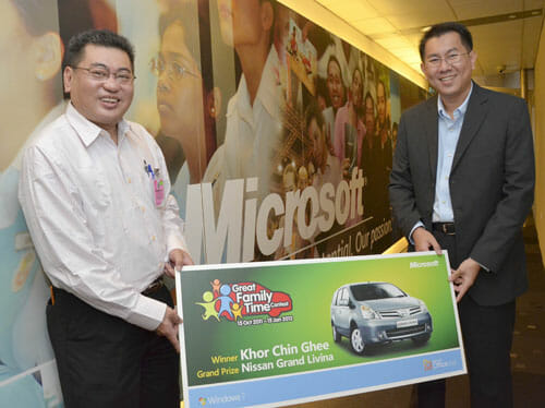 Khor Chin Ghee, the winner of Nissan Grand Livina, the grand prize of Microsoft's “Great Family Time” contest and Sunny Ooi, Microsoft Malaysia, Consumer Channels Group Director.