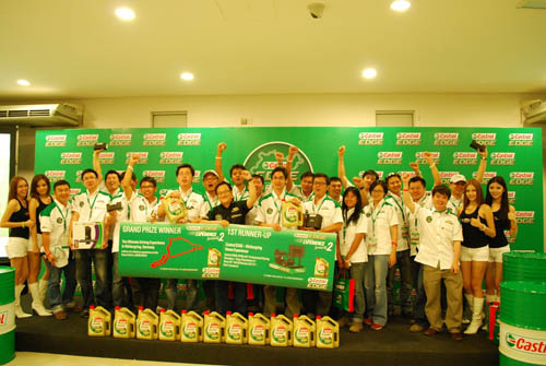 Mark Ng (center), Marketing Director of Castrol Malaysia, Singapore and Philippines cheering on with the lucky winners