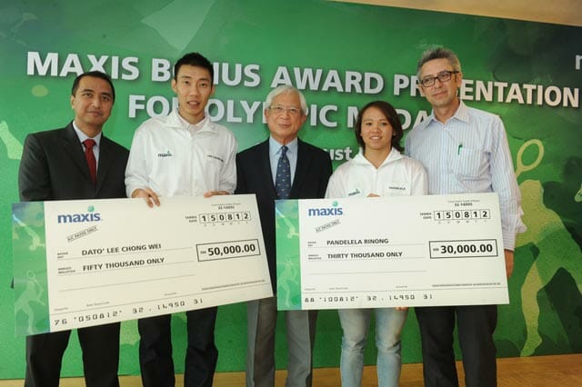 Maxis-Celebrates-with-Olympic-Medallists-2